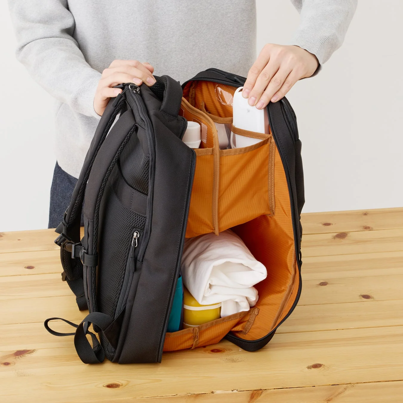 バッグに荷物を詰める様子