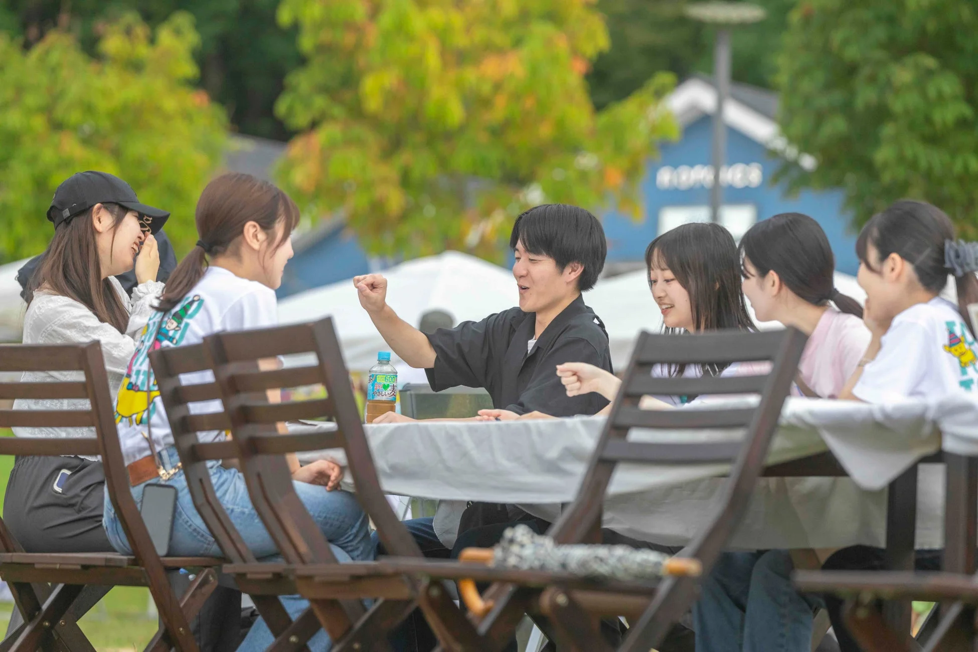 楽しそうに会話する若者たち