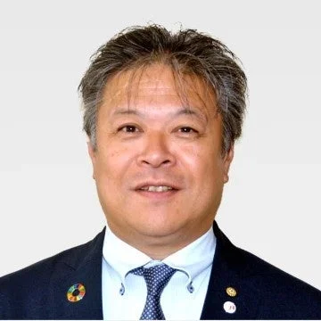 スーツとネクタイを着用した中年の日本人男性の顔写真です。