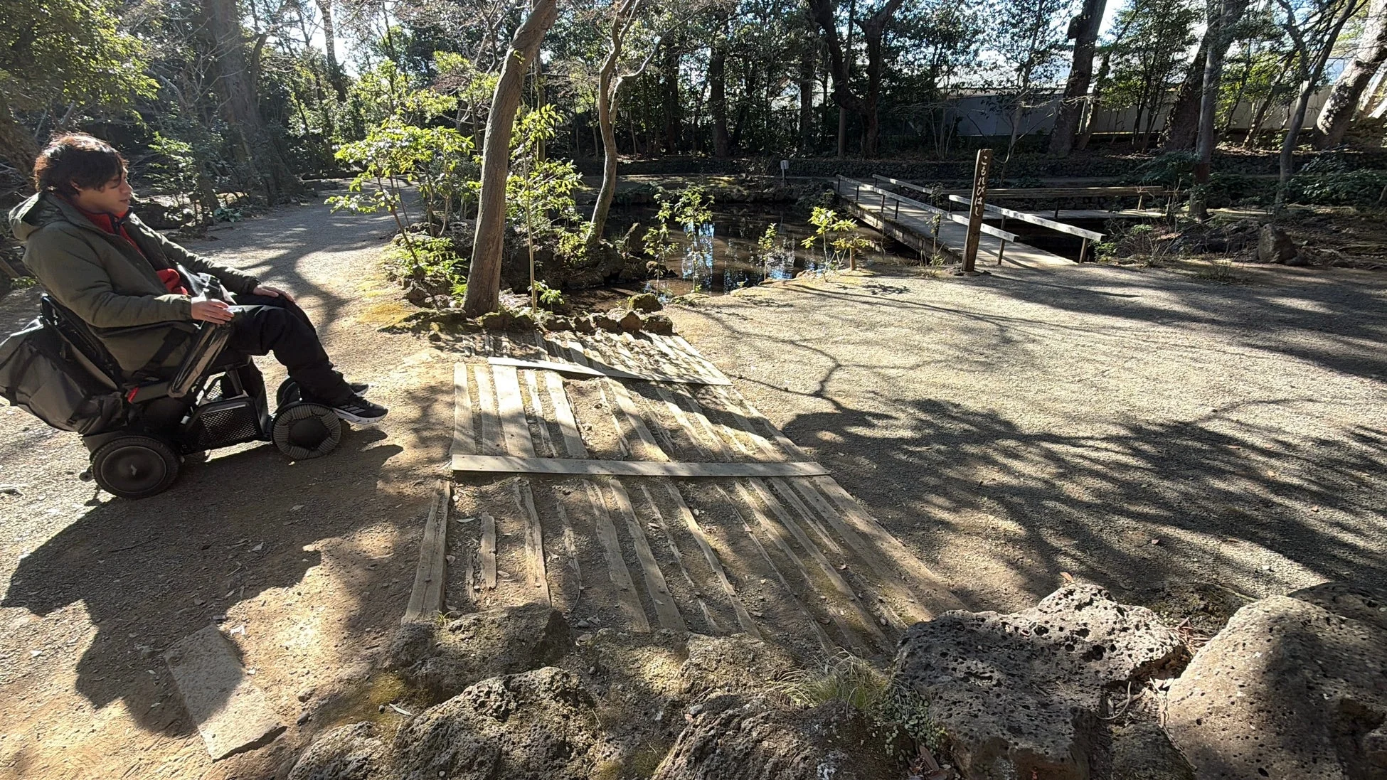 公園を散策する車いすユーザー
