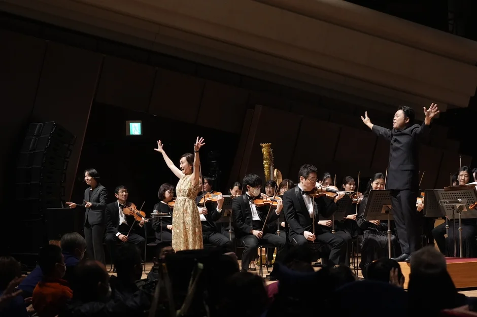 コンサートホールでオーケストラが演奏している様子