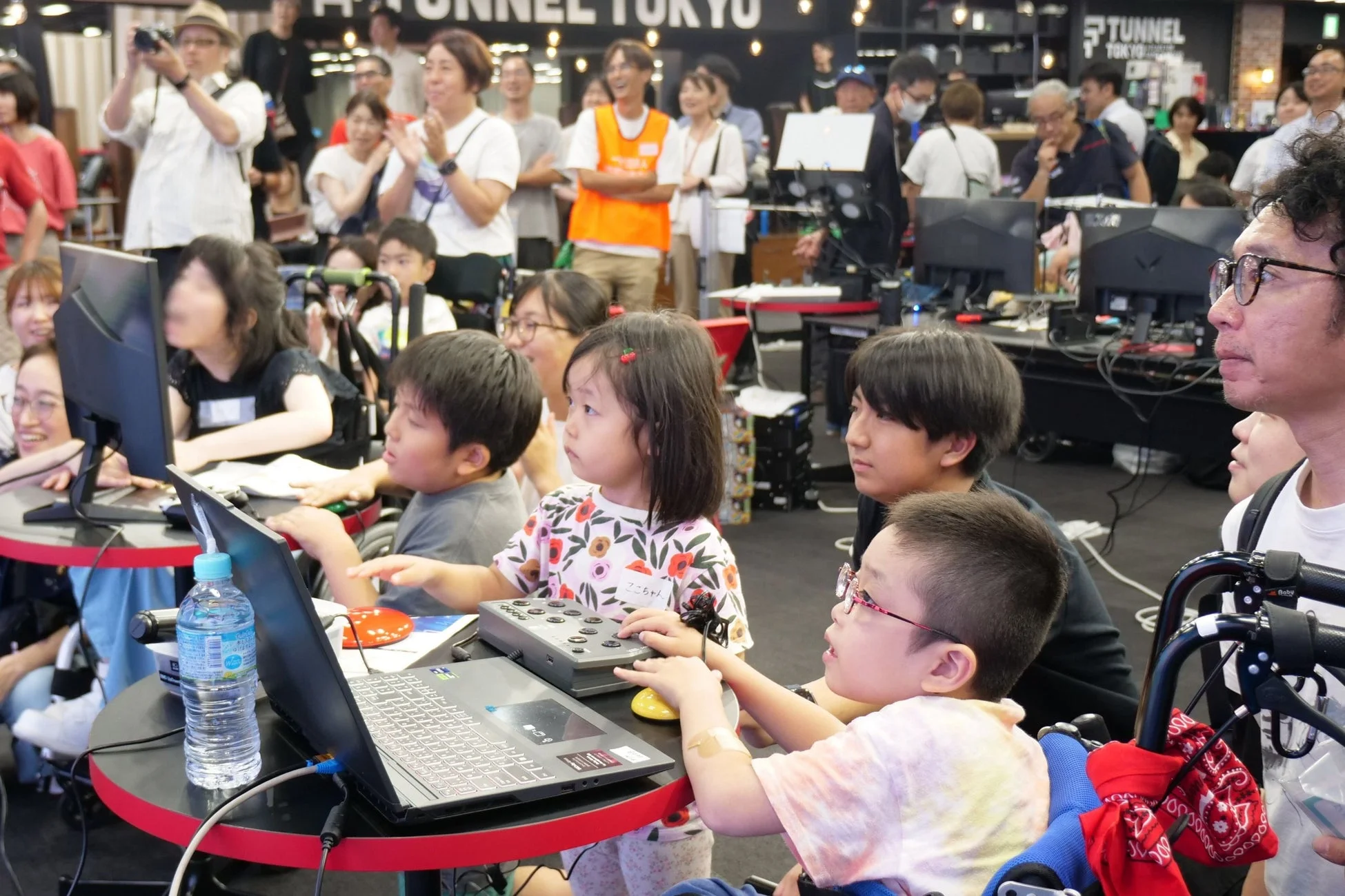 子どもたちがデバイスを使って活動する様子