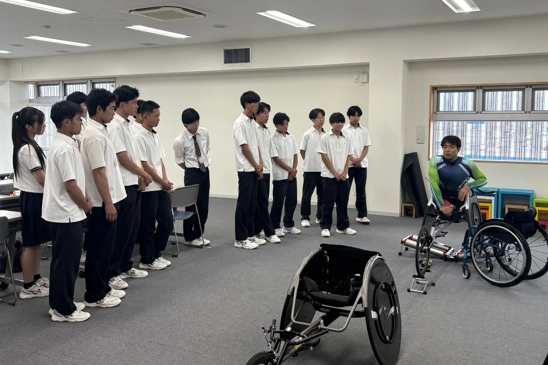 車椅子に乗った講師と生徒の様子