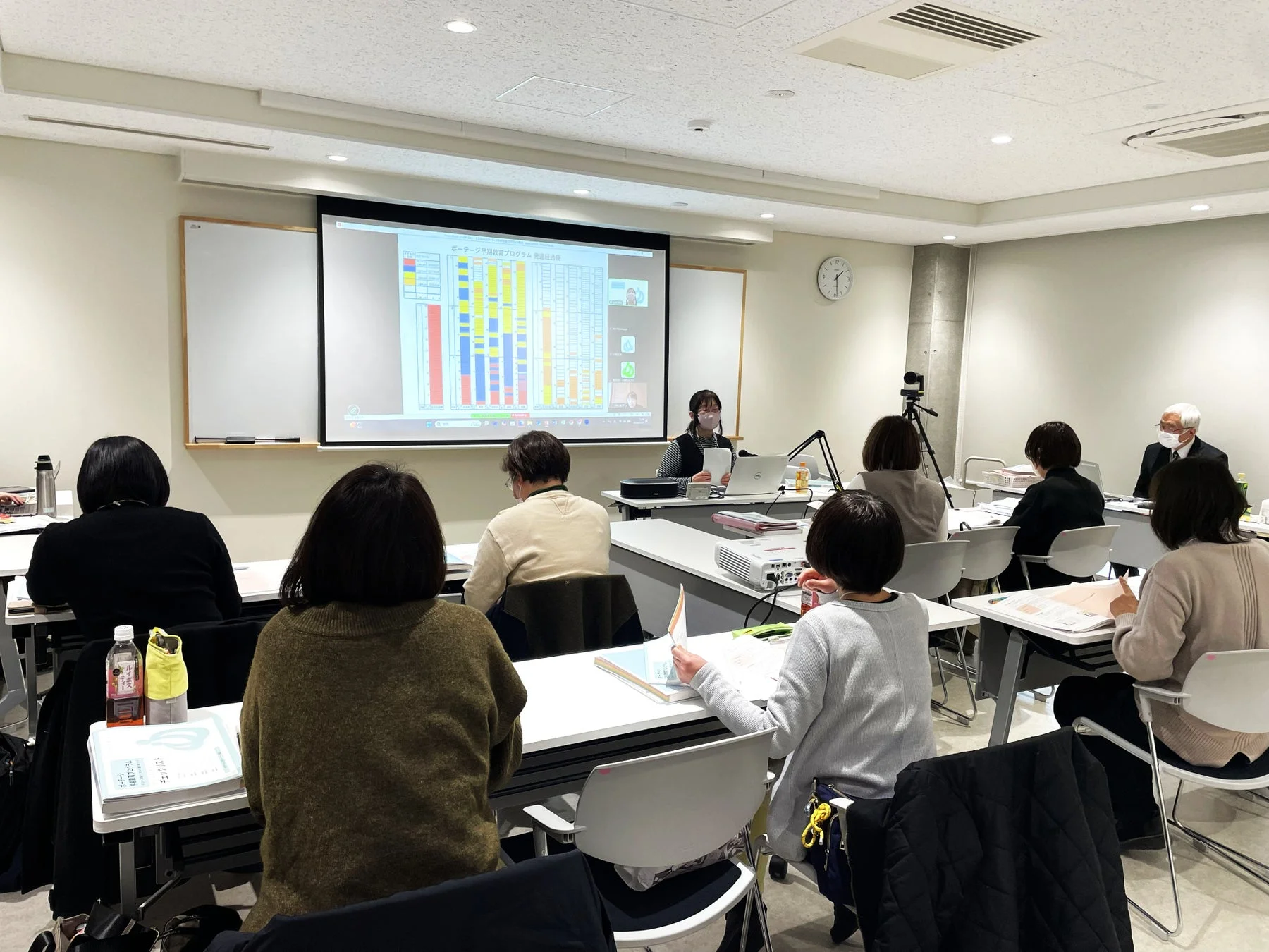 室内で開催されているセミナーの様子