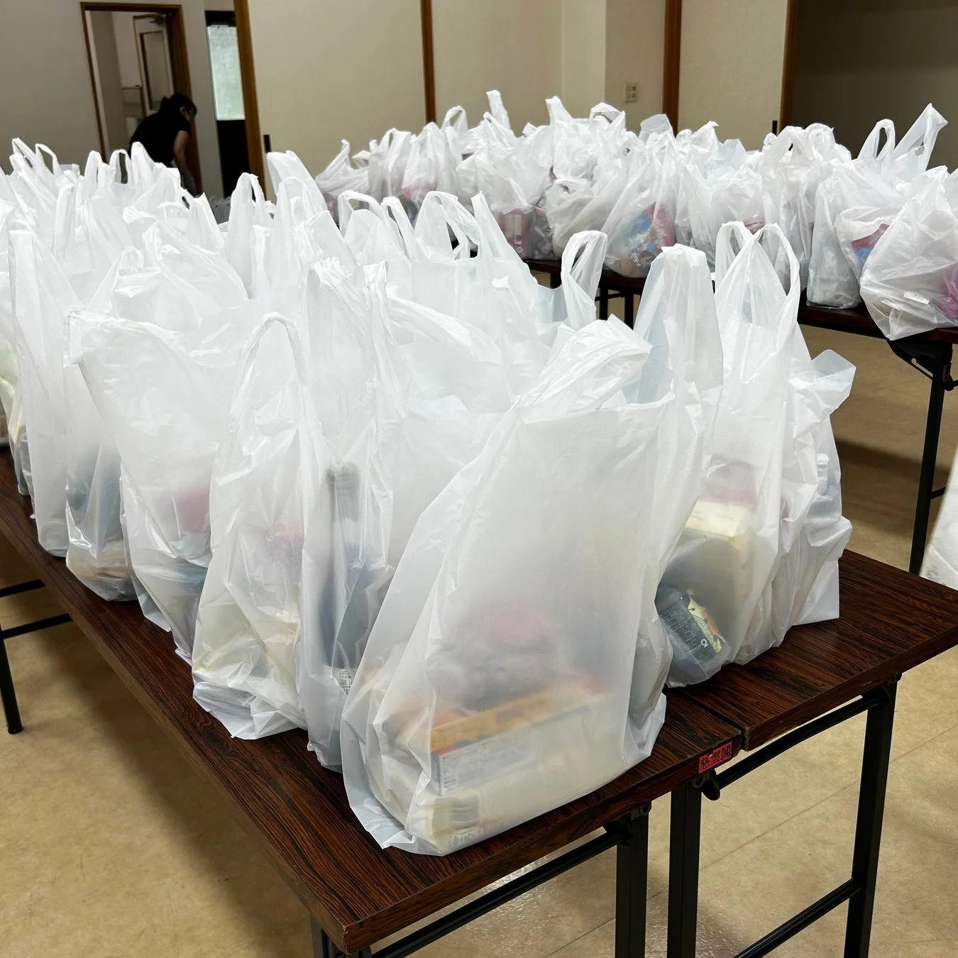 配布のために並べられた白いビニール袋