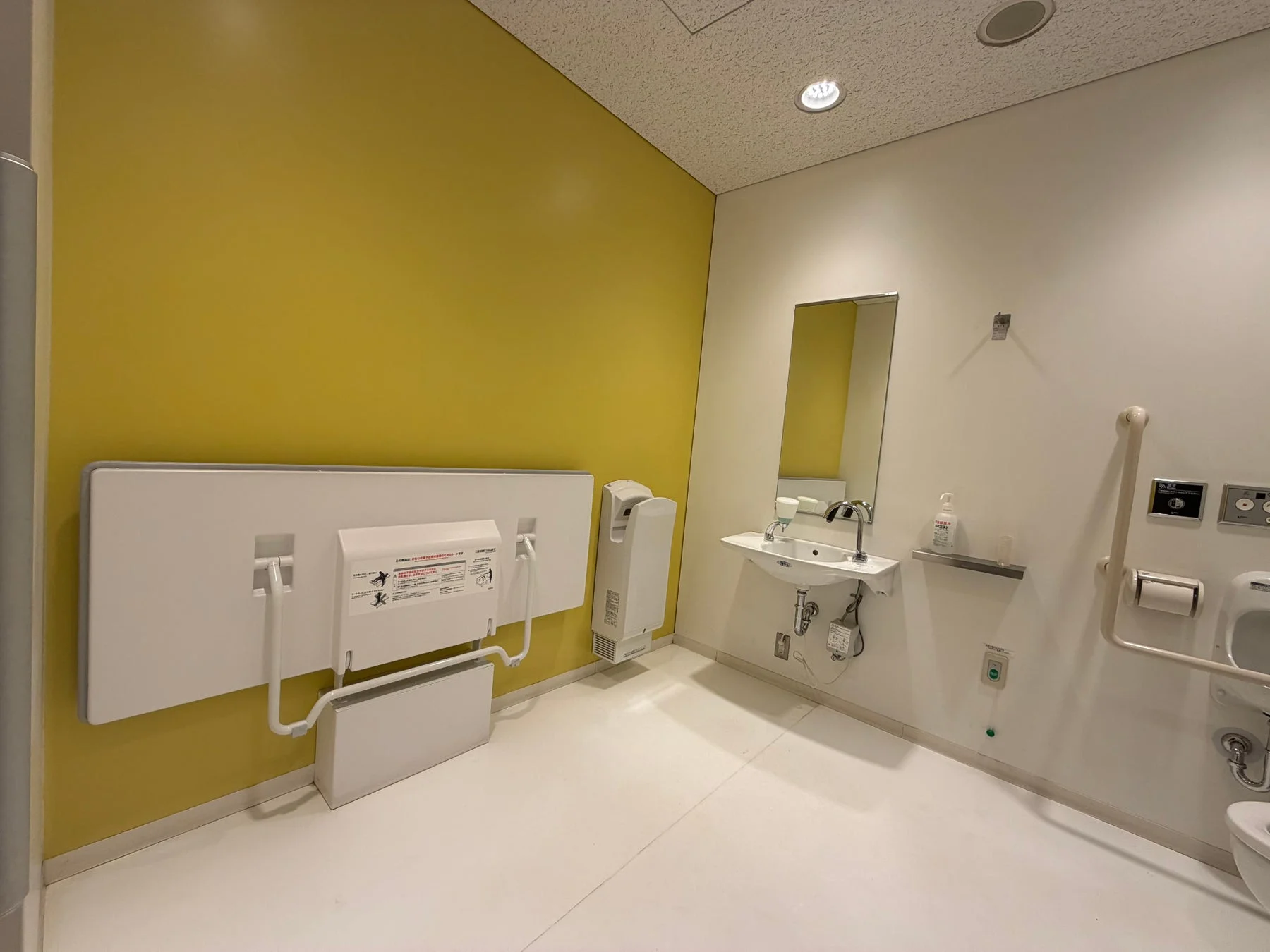 多目的トイレのユニバーサルベッド