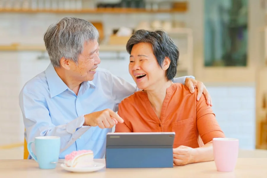 タブレットを見る高齢夫婦