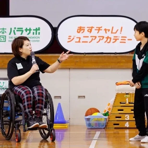 車椅子バスケットボールを楽しむ子供たち