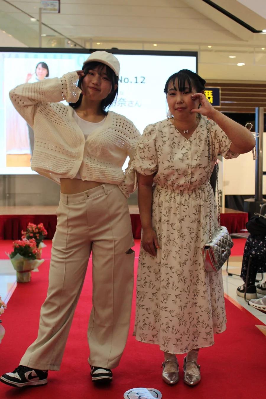 若い女性二人