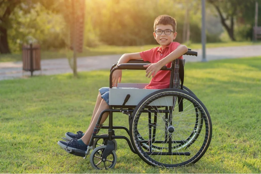 車椅子の少年