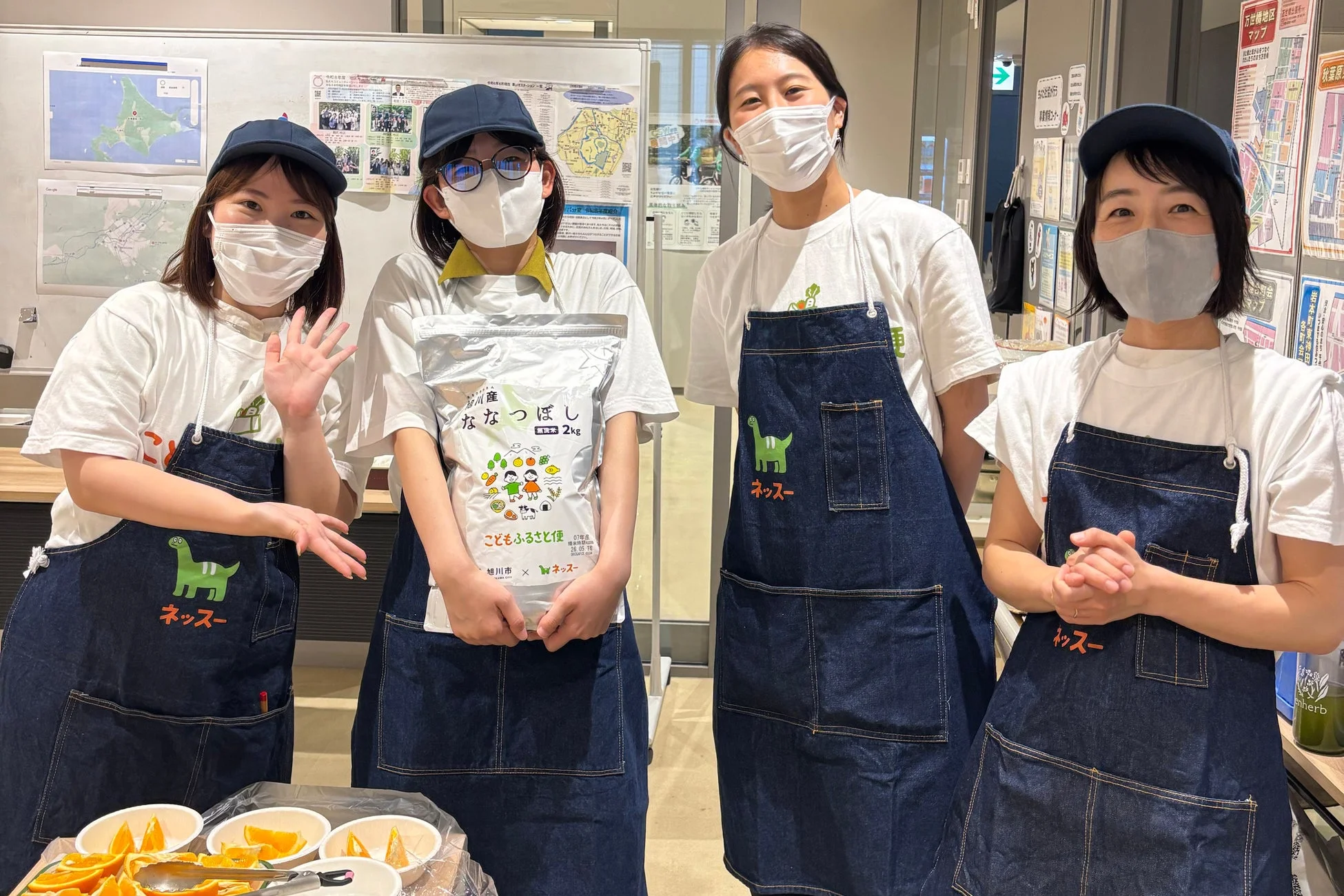 イベント会場で笑顔を見せるスタッフ