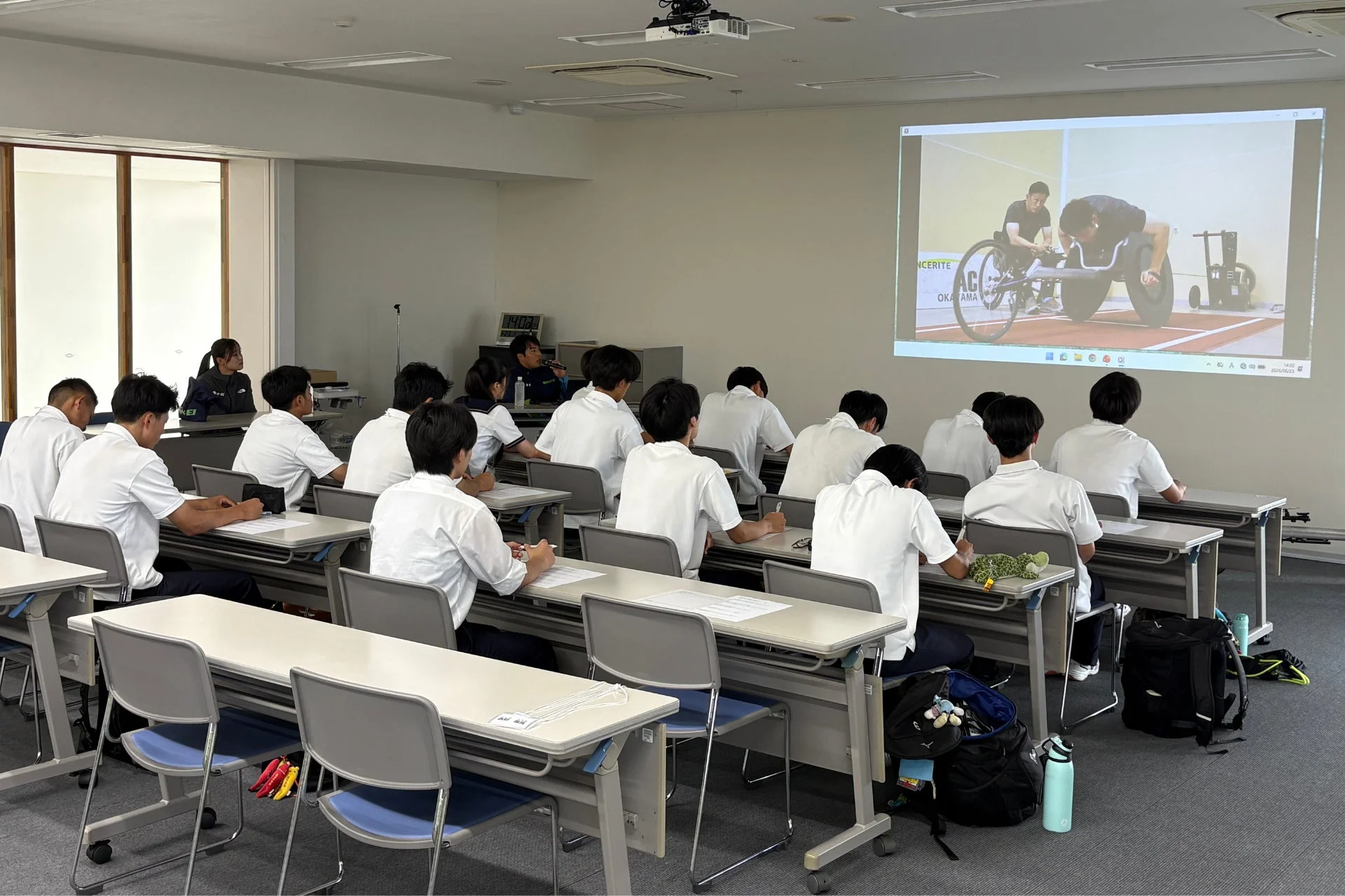 生徒が講義を聴く様子