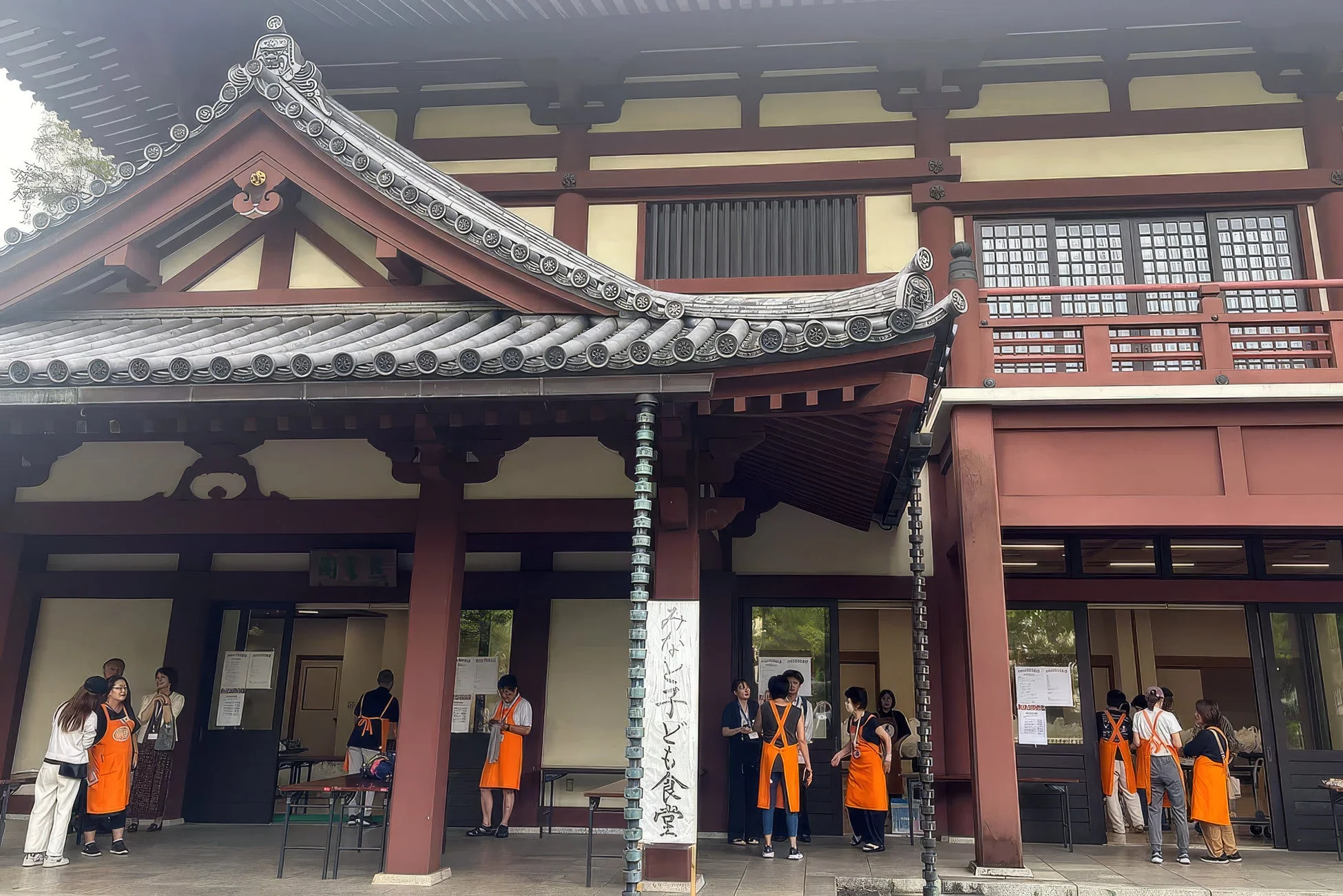 伝統的な日本建築の前で準備中の様子