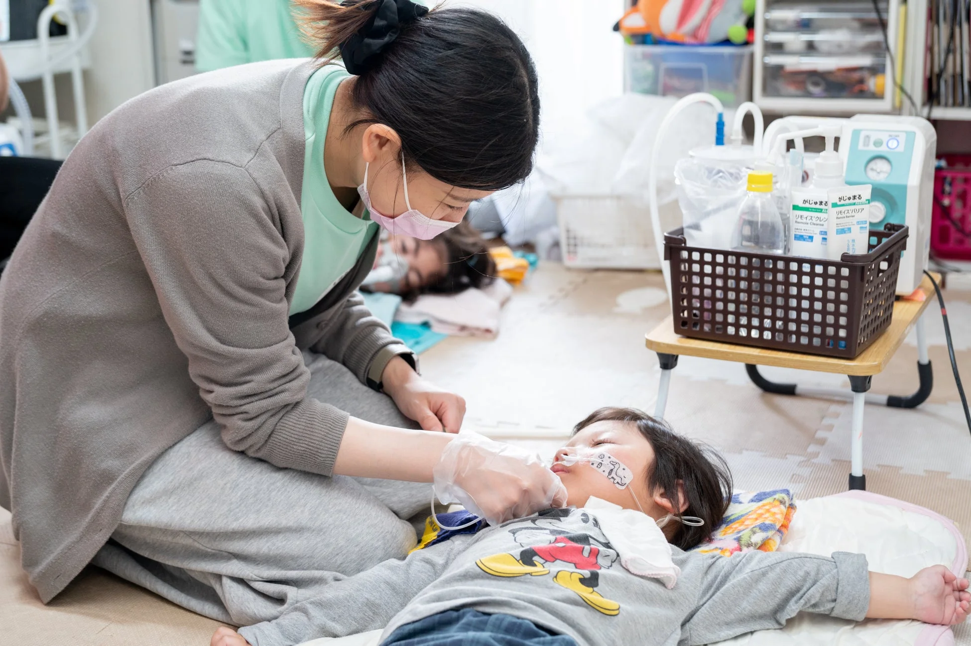 自宅で医療的ケアを受ける子どもの様子