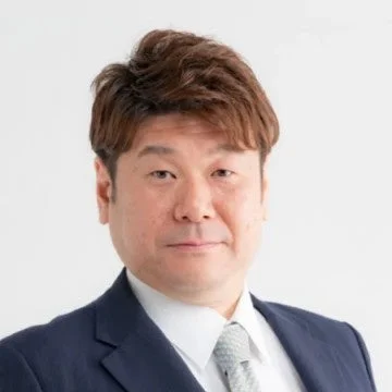 スーツとネクタイを着用した中年の日本人男性の顔写真です。