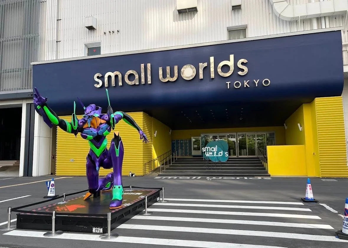 スモールワールズ TOKYOの入口前にあるエヴァンゲリオン初号機の巨大な像
