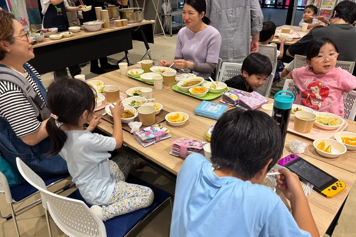 食事を楽しむ子どもたちと大人たち