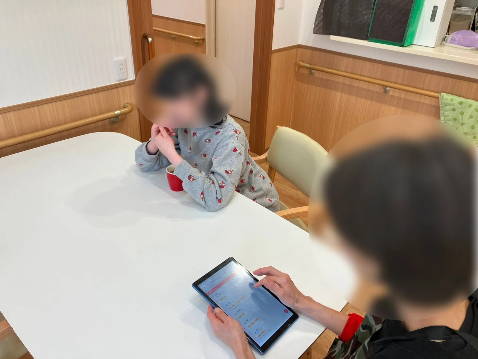 タブレットを操作する様子