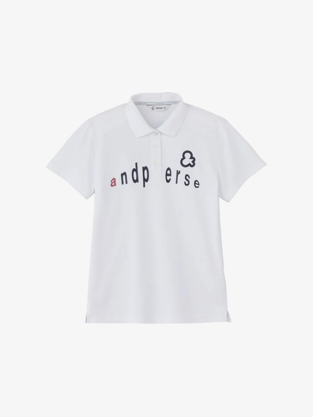 白地に「and per se」のロゴが特徴的な半袖ポロシャツです。襟元にはブランド名が印字されており、ゴルフウェアやカジュアルなスポーツシーンに適しています。