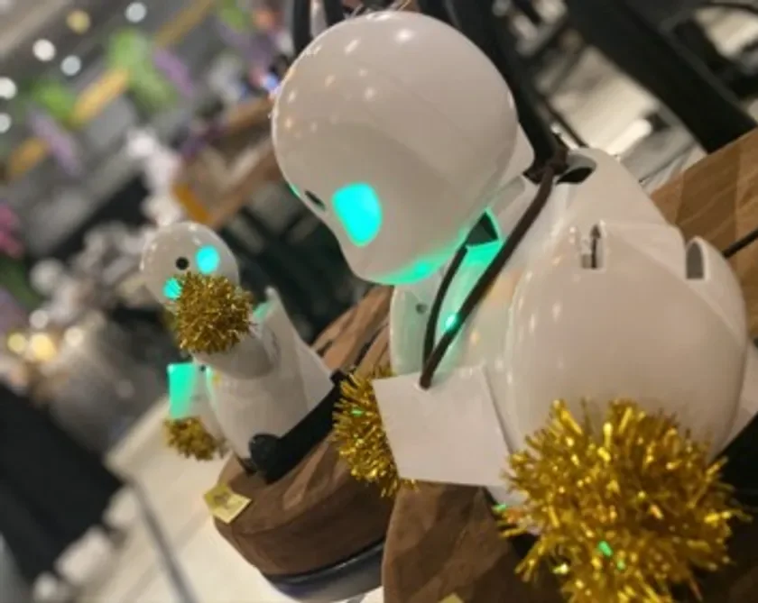 ロボット,AI,ガジェット,ディスプレイ,イベント,クリスマス,白,緑色の光,金色の飾り,未来
