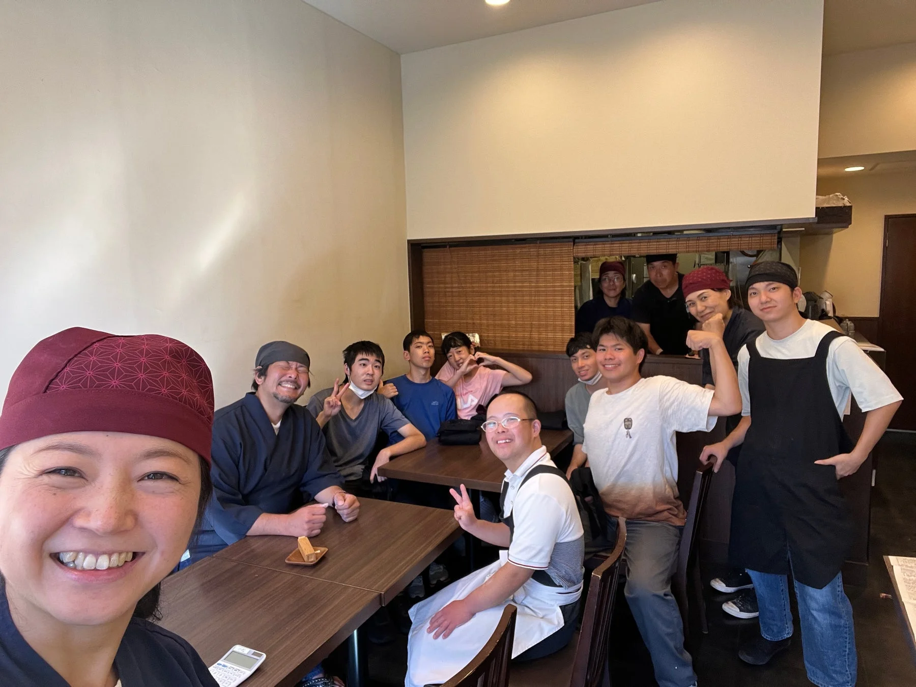 飲食店らしき場所での集合写真