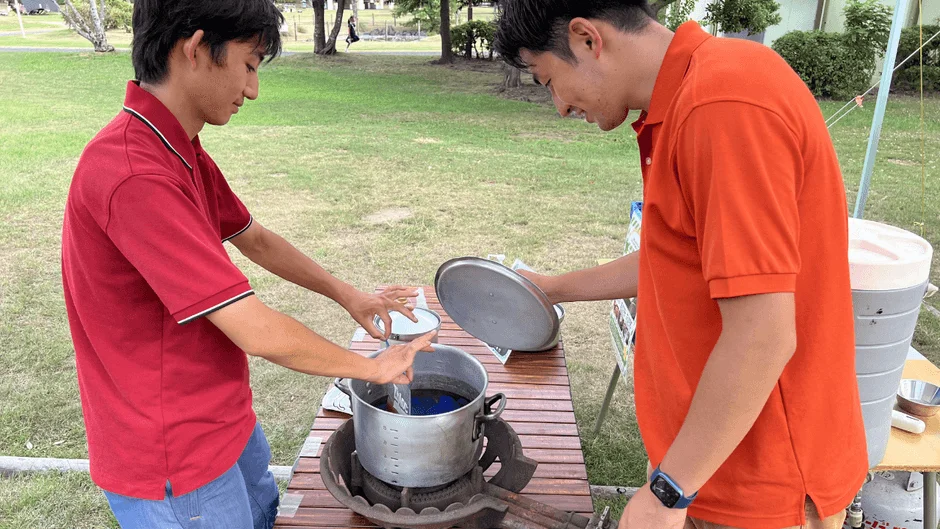 屋外で調理をする男性