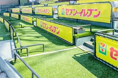人工芝の通路と階段が特徴的なスタジアムの観客席エリア