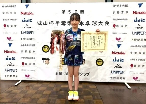 卓球大会で受賞した少女