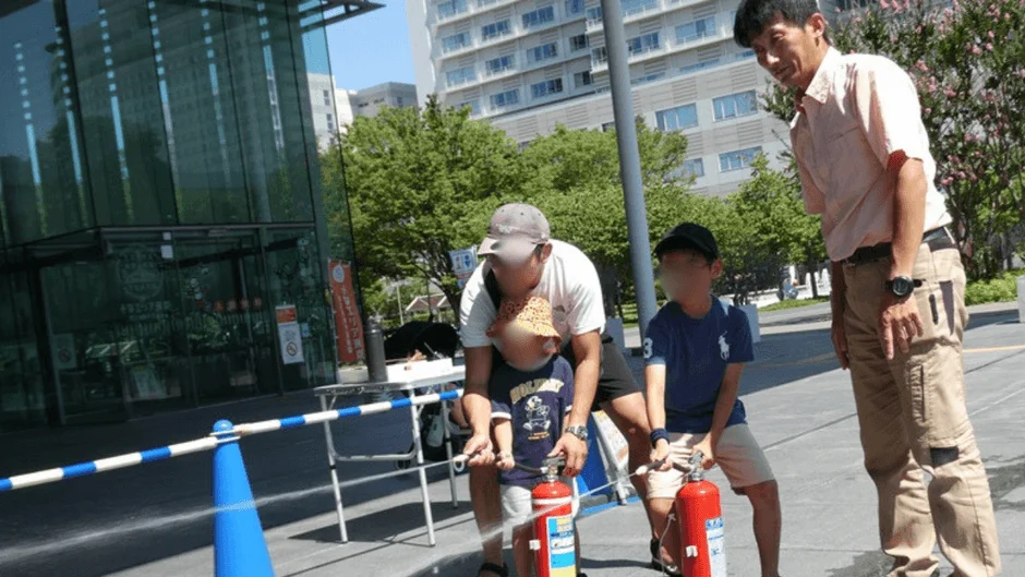 消火訓練に参加する子供たち