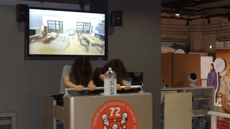 起震機を体験する女性