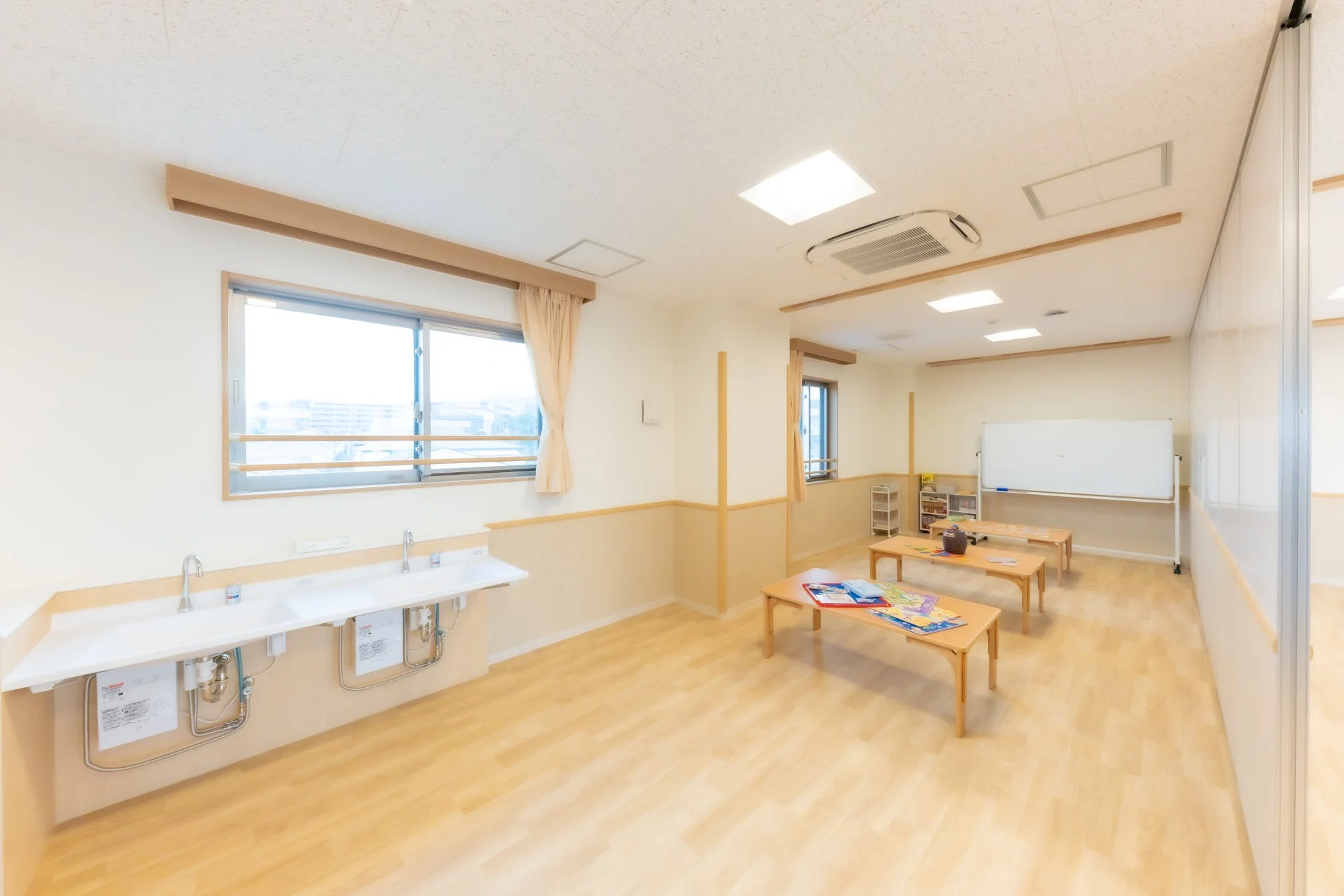 幼稚園や保育園などの教育施設の一室と推測される清潔感のある明るい室内