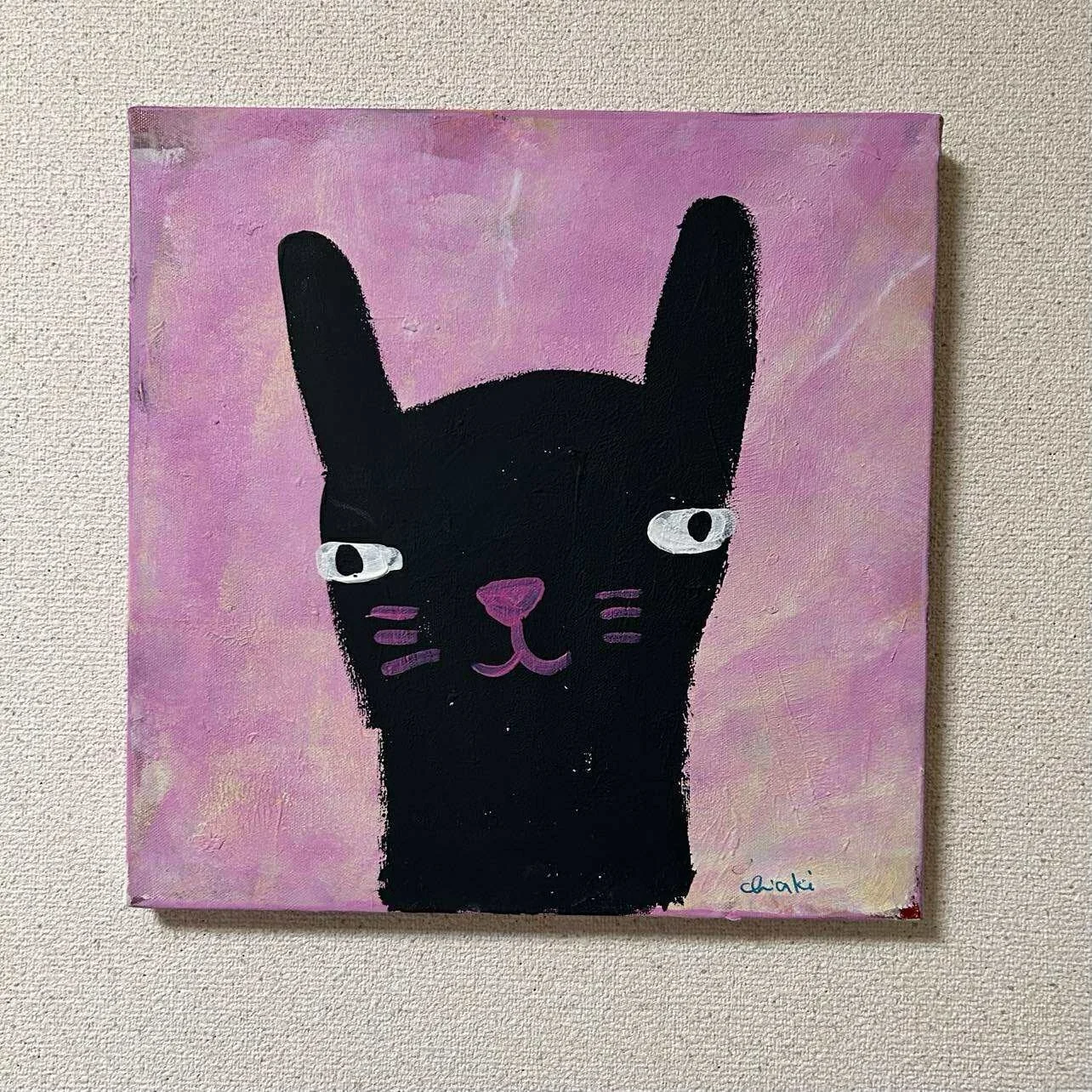 黒いウサギのような動物の顔の絵画