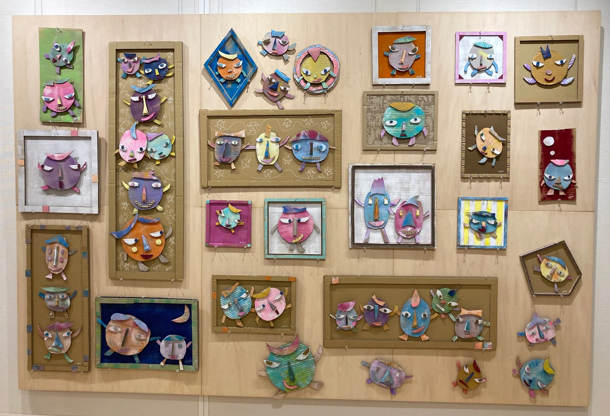 ダンボール製のアート作品群