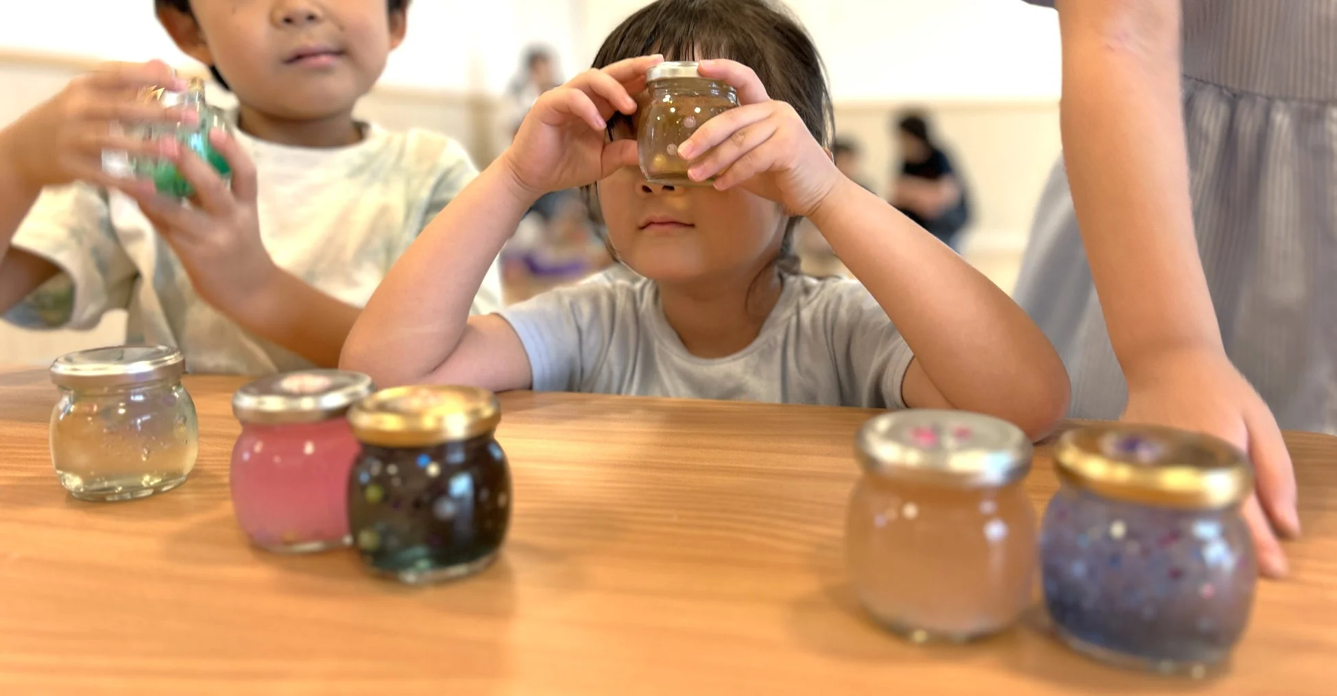 子供たちが瓶を使ったワークショップに参加している様子