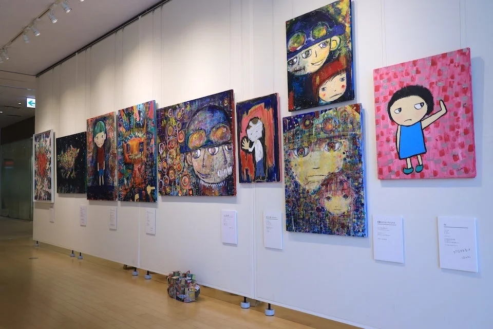 展示されている絵画作品群