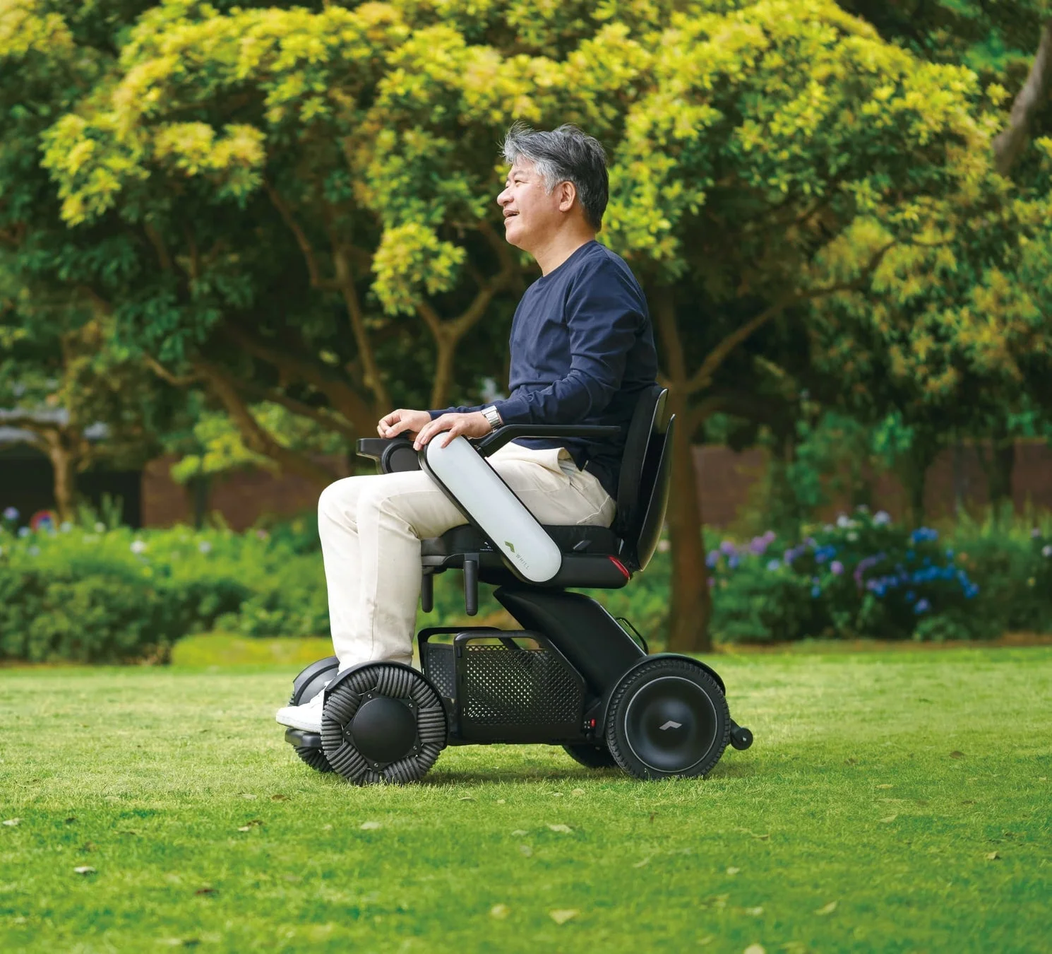 公園でWHILLに乗る男性