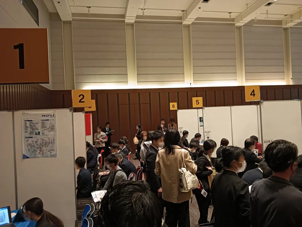 多くの参加者が集まるイベント会場の様子