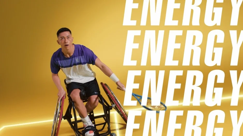 ENERGYの文字とともにラケットを構える小田選手