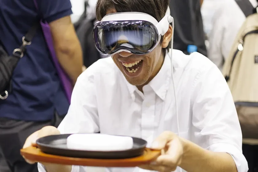 VRヘッドセットを装着して体験する男性