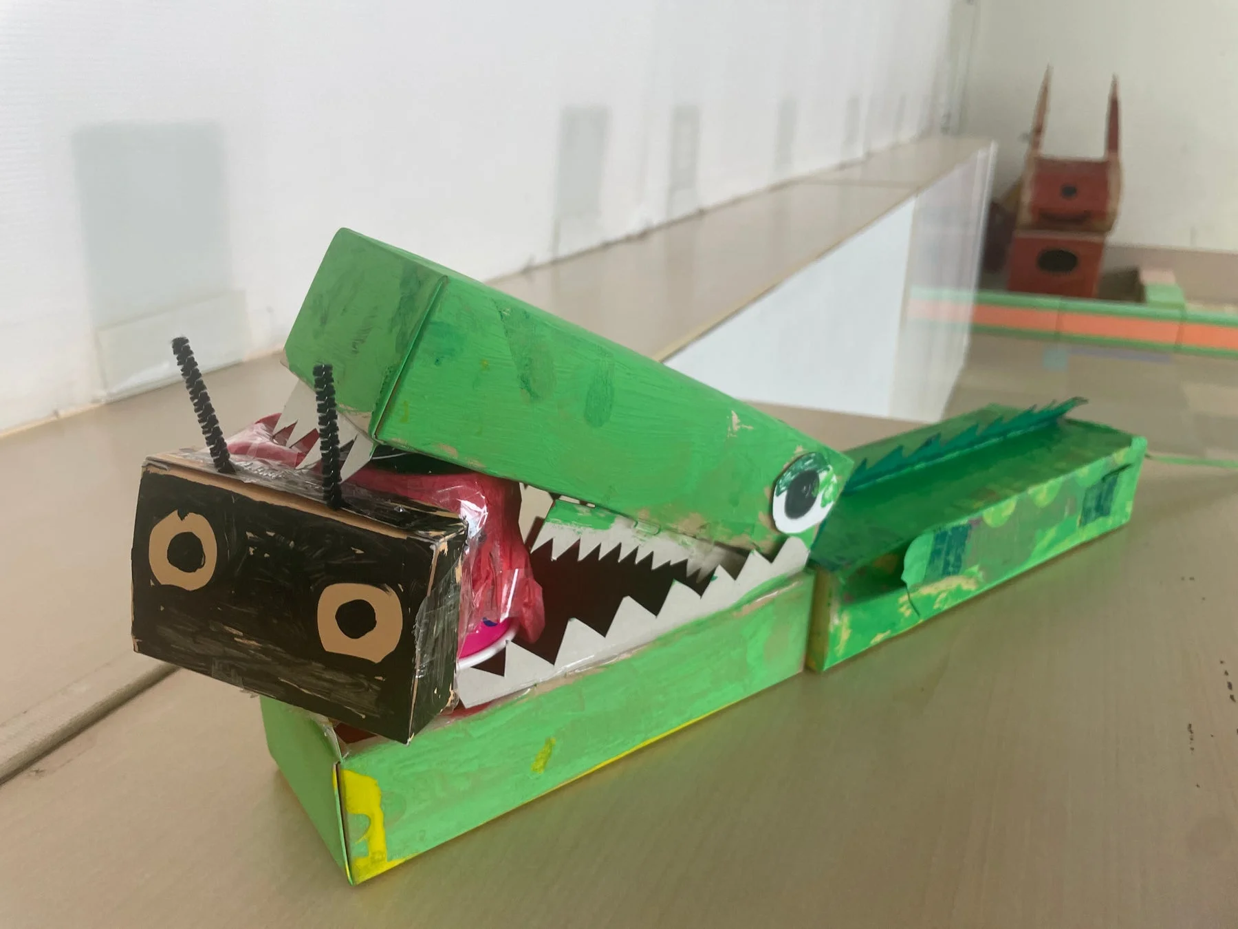 緑のワニの段ボール工作