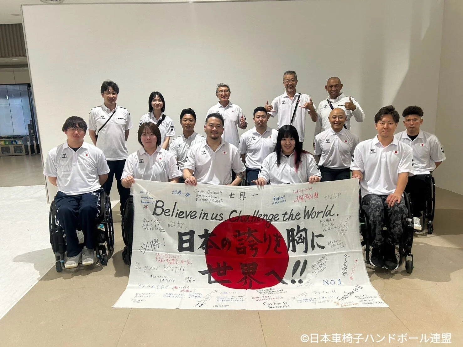 車椅子ハンドボール日本代表チームの集合写真