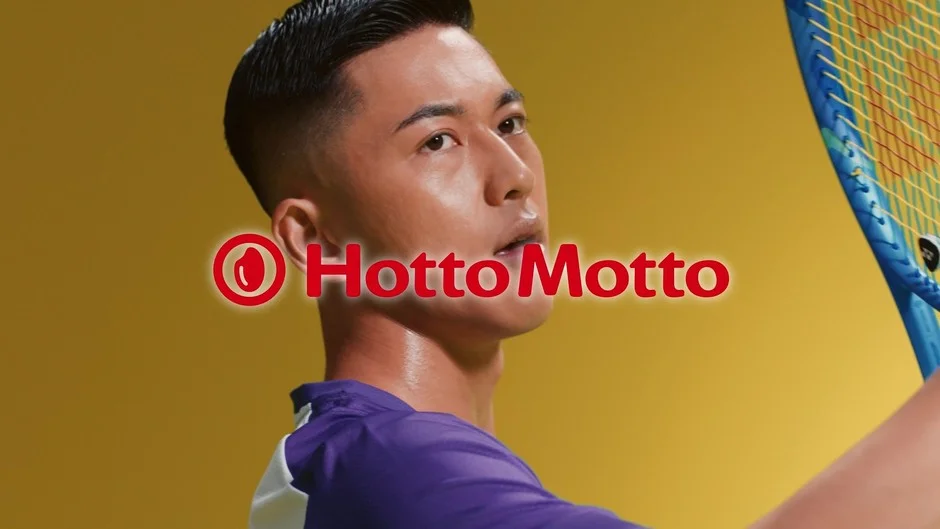 テニスラケットを構える小田選手
