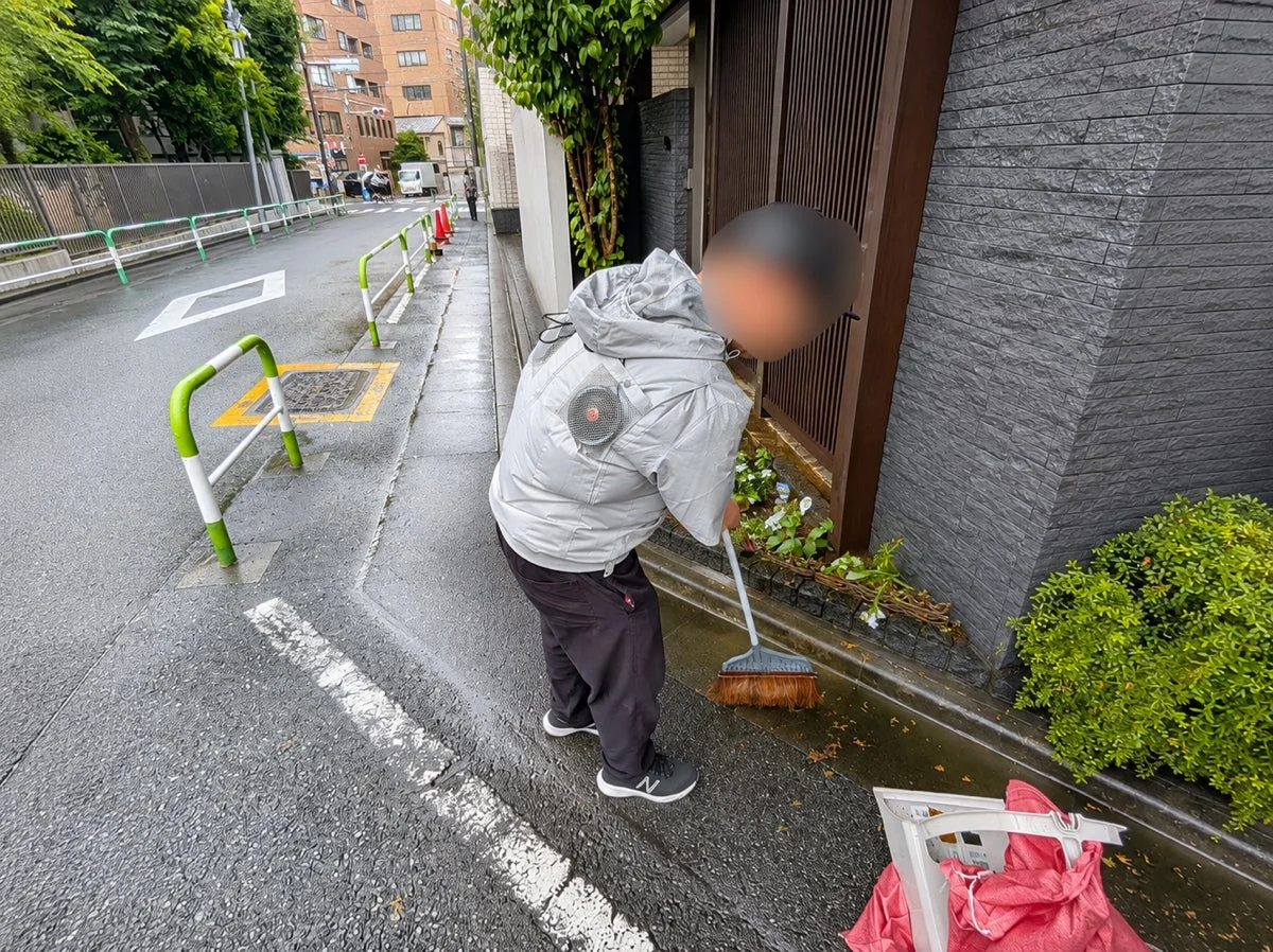 歩道を清掃する人物